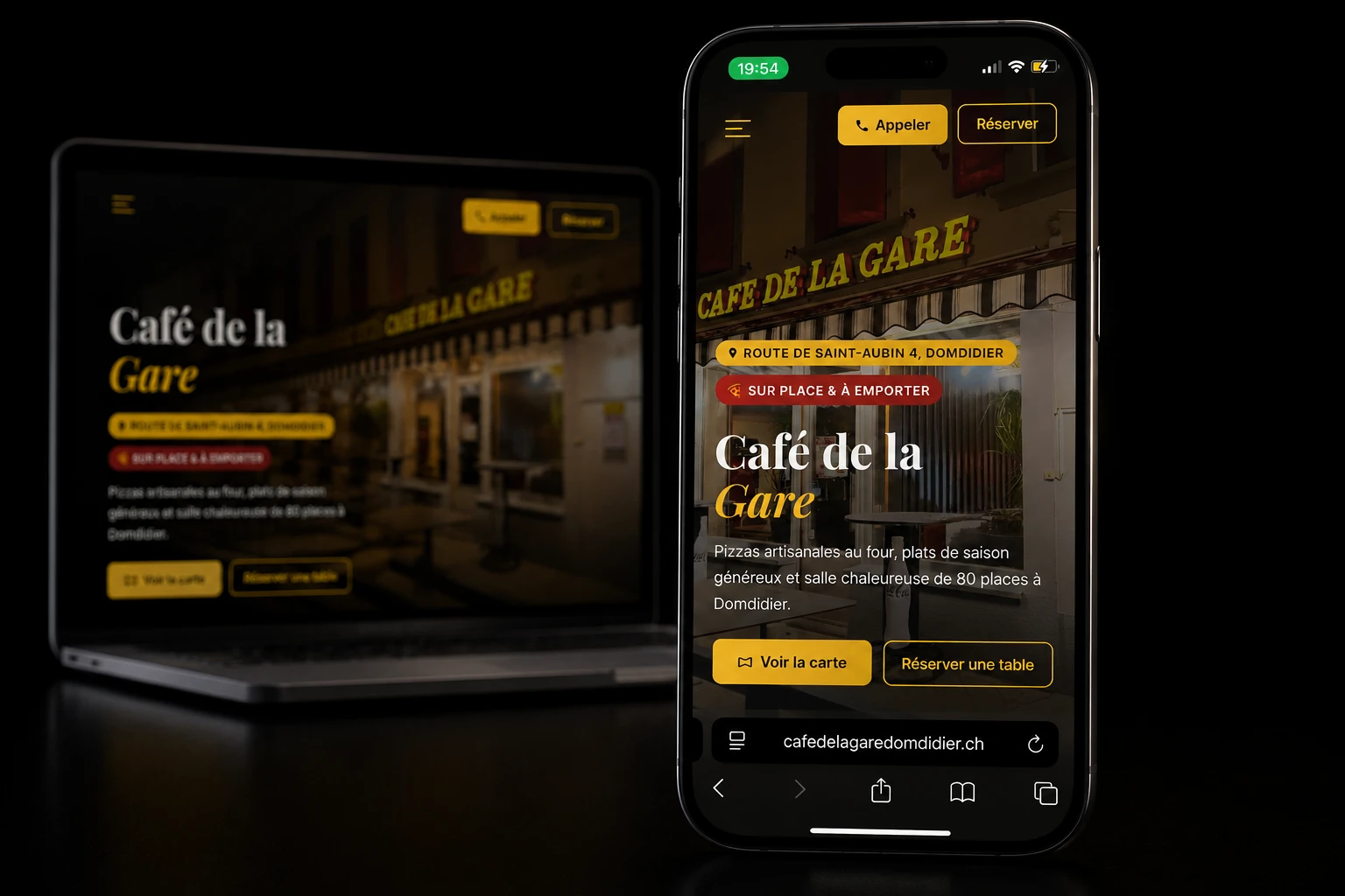 Site web Café de la Gare affiché sur téléphone, avec le desktop en arrière-plan
